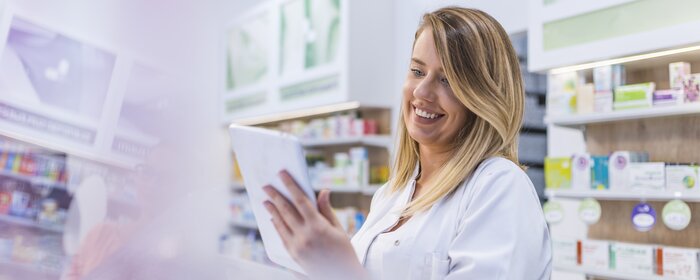 Fachfrau bildet sich in Apotheke weiter | © Adobe Stock