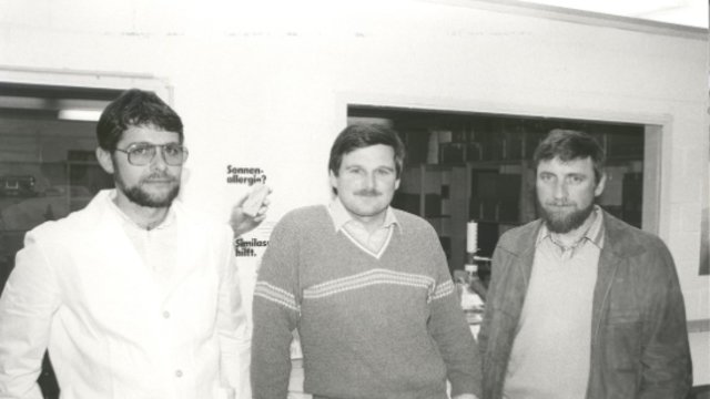 Die drei Gründer von Similasan sind in einem schwarz/weiss Bild portraitiert. Walter Greminger, Herbert Marty und Armin Späni