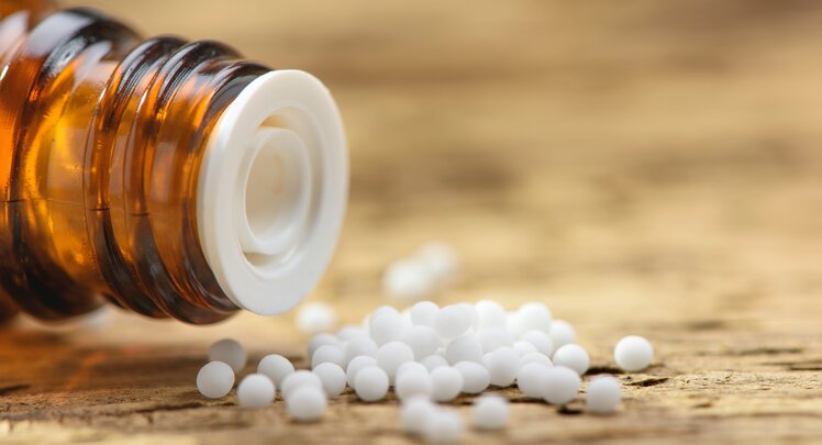 Globuli sind eine homöopathische Arzneimittelform | © Adobe Stock