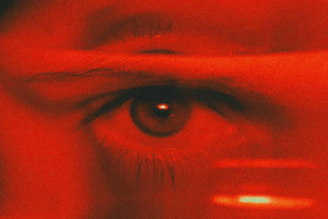 Nahaufnahme eines Auges in rotem Filter. | © Dasha Yukhymyuk_via Unsplash