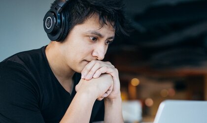 Langes fokussieren der Augen auf den Bildschirm kann gestresste Augen auslösen. | © Wes Hicks via Unsplash