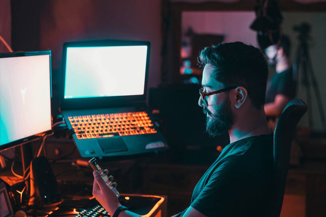 Dunkelheit bei der Arbeit kann die Augen beanspruchen | © Jose Gil via unsplash