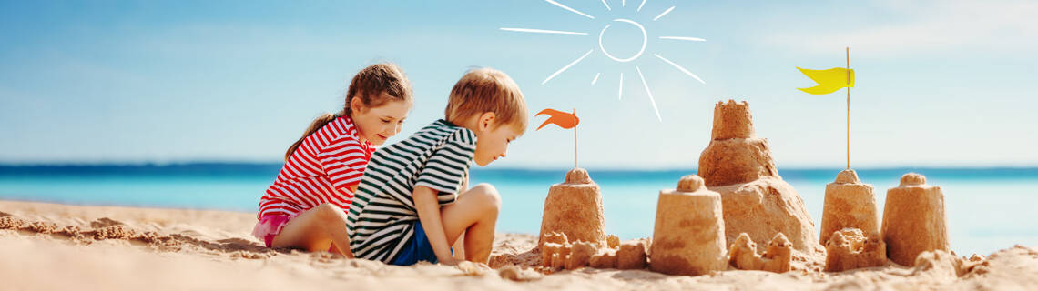Kinder spielen im Sand am Meer