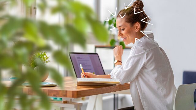 Frau in weisser Bluse vor Laptop sitzend | © AdobeStock