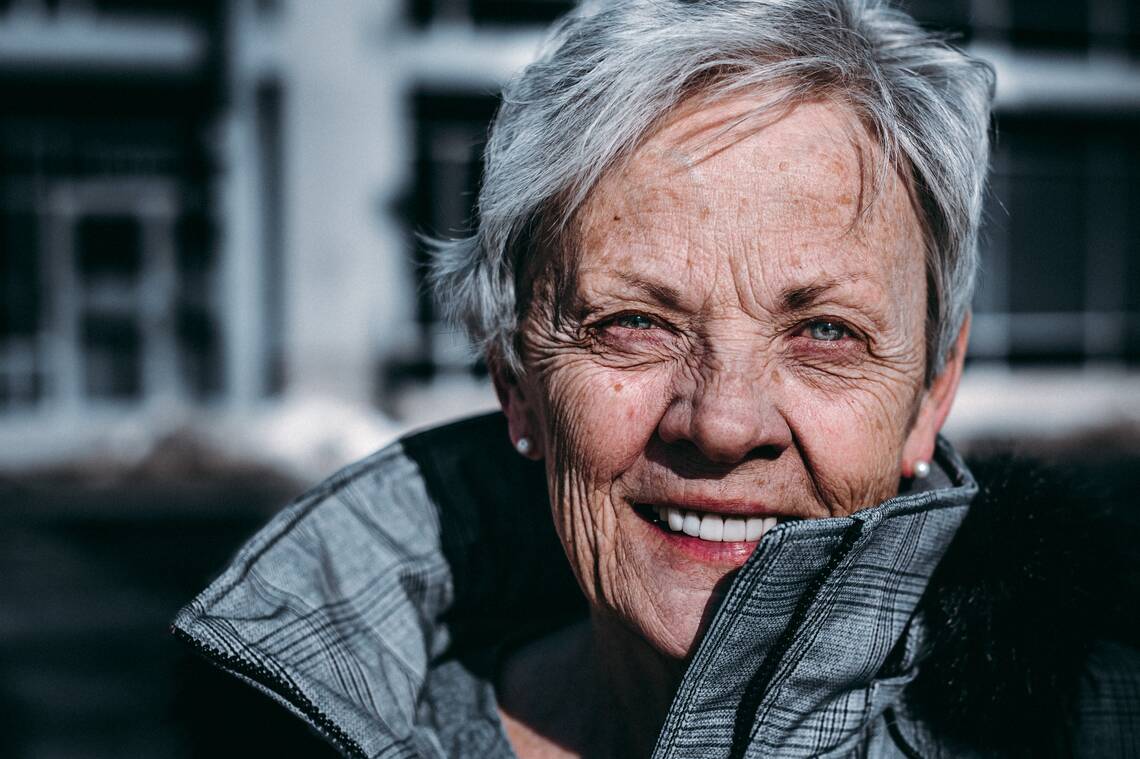 Seniorin in Winterjacke | © Ravi Patel via Unsplash