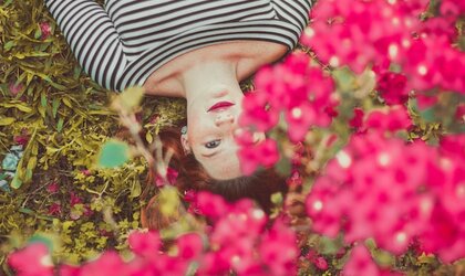 Frau liegt unter blühendem Baum | © Allef Vinicius via Unsplash