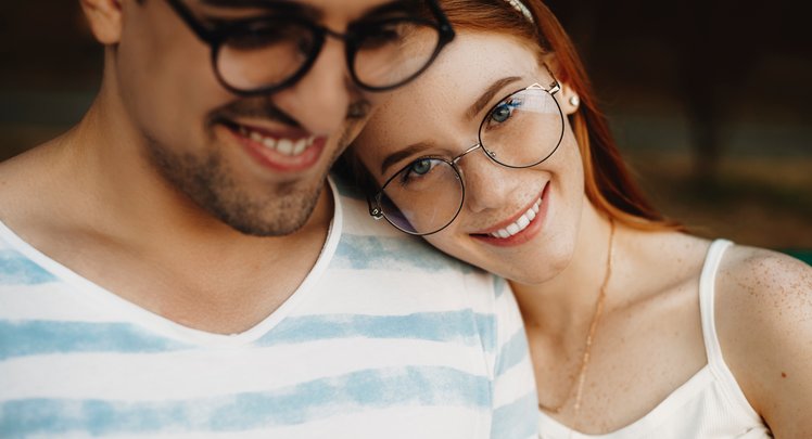 Junges Paar, beide Brillenträger | © Adobestock