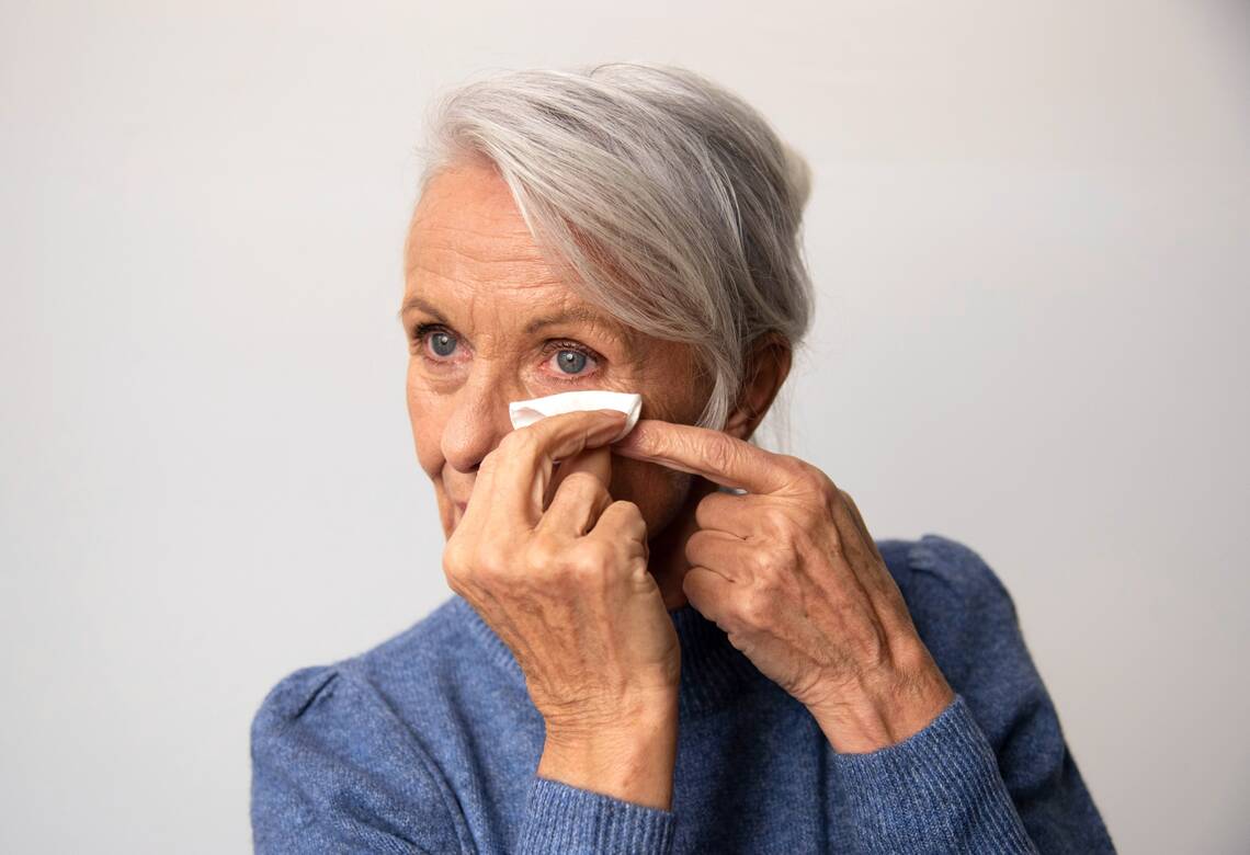 Eine regelmässige Lidrandpflege kann bei trockenen Augen helfen