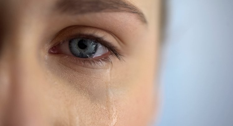 Tränende Augen können ein Symptom von trockenen Augen sein. | © Adobe Stock