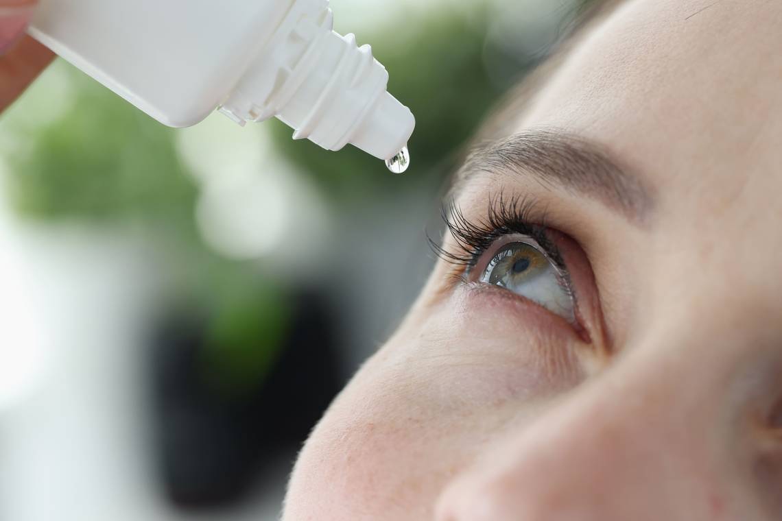 Augentropfen liefern dem Auge zusätzliche Feuchtigkeit | © Adobe Stock