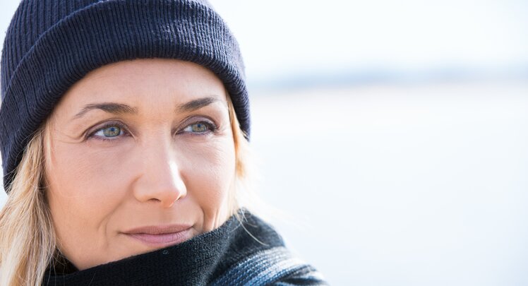 Frau im Winter schaut in die Ferne | © Adobe Stock