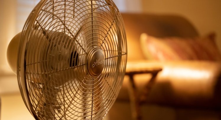 Ventilator bringt kühlende Luft bei Wechseljahr-bedingten Hitzewallungen. | © Delaney Van via Unsplash