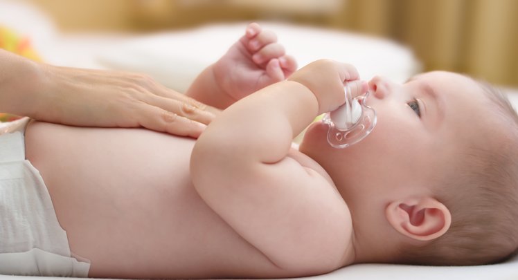 Bauchkrämpfe von Säuglingen können mit Homöopathie gelindert werden | © iStock