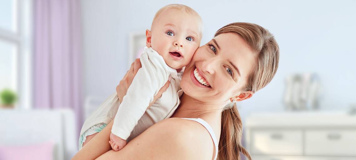 Mutter hält Kleinkind an ihr Gesicht | © Adobe Stock