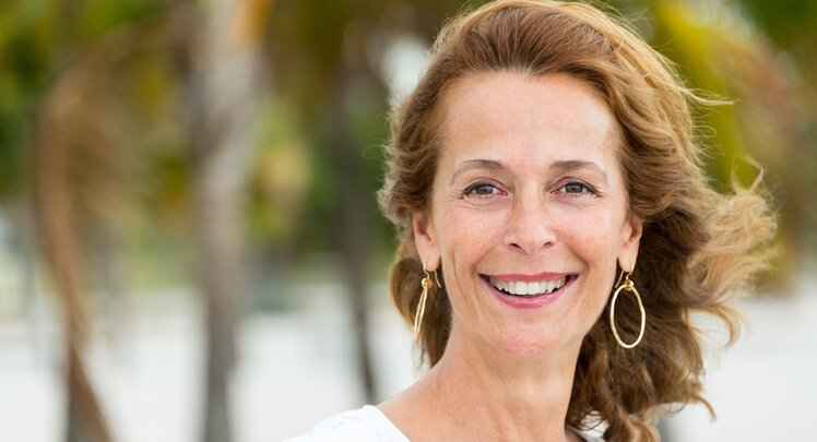 Frau ist glücklich keine starken Beschwerden in den Wechseljahren zu haben. | © iStock