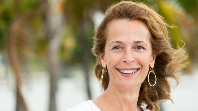 Frau ist glücklich keine starken Beschwerden in den Wechseljahren zu haben. | © iStock