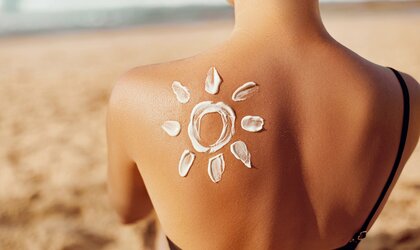 Sonnencrème auf dem Rücken verhindert einen Sonnenbrand | © iStock