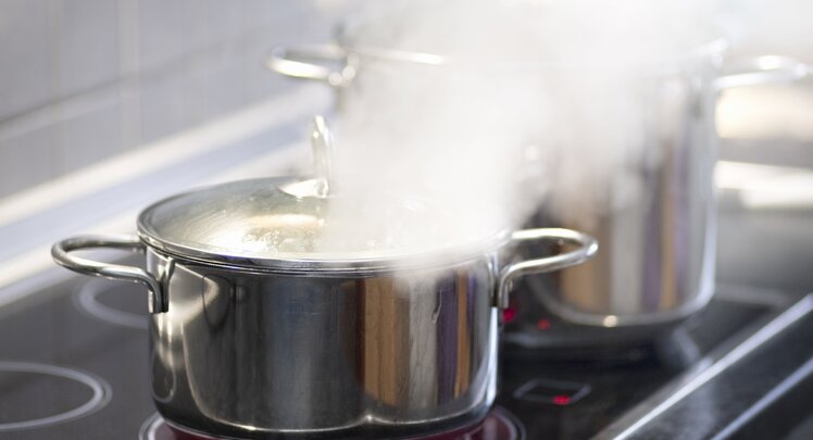 Kochendes Wasser kann die Haut verbrennen | © iStock