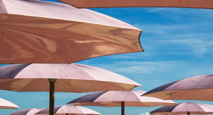 Sonnenschirme vor blauem Himmel | © Diane Walton via Unsplash