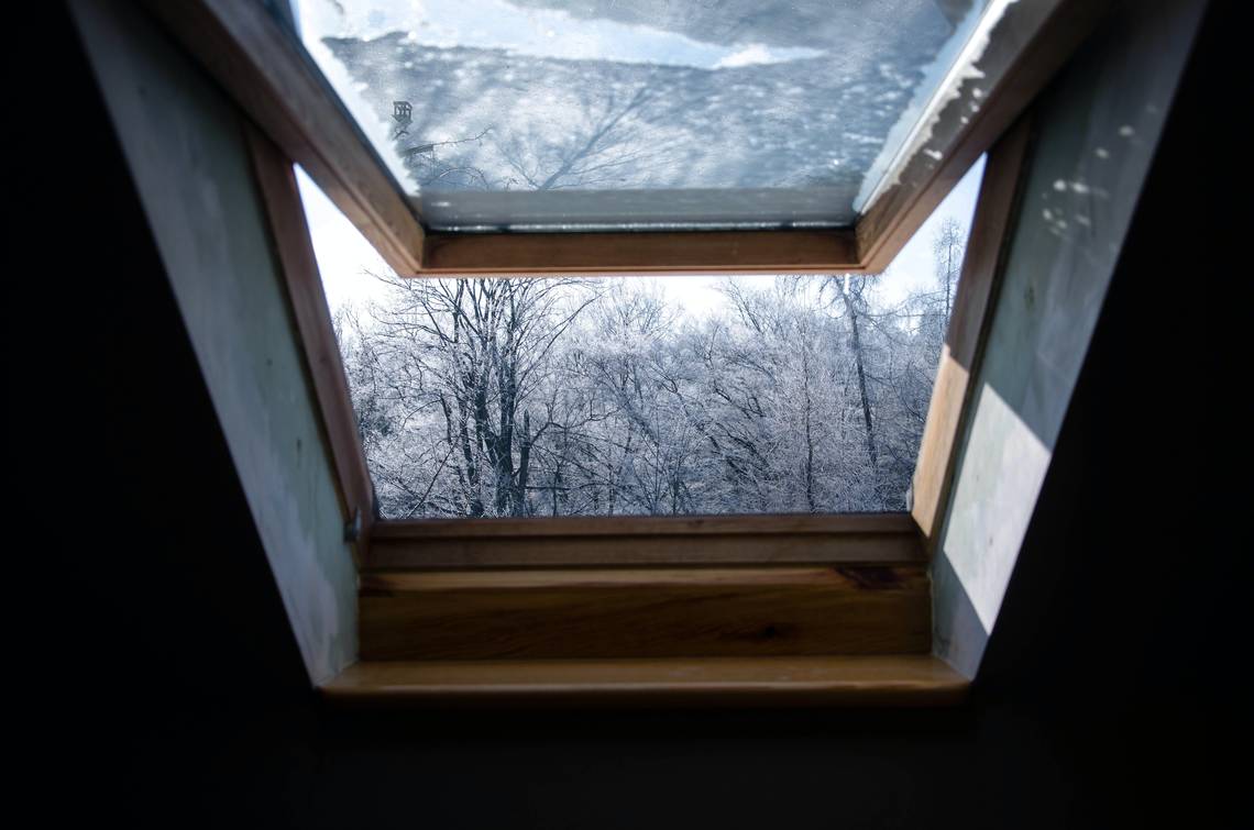 Offenes Dachfenster mit Blick auf verschneite Bäume | © Anna Dudkova_via Unsplash