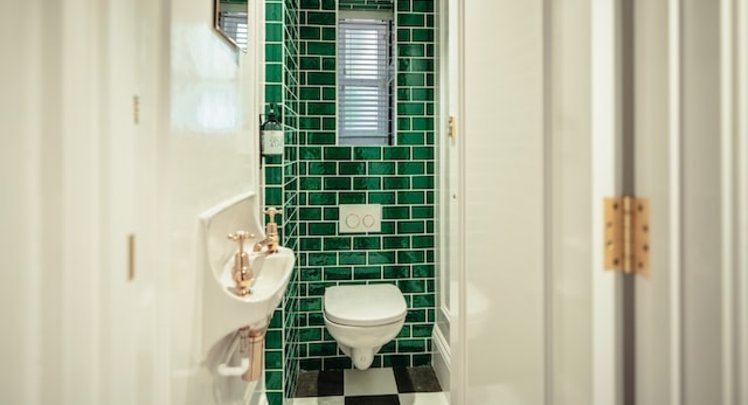 Blick in kleines Badzimmer mit Toilette | © 43 Clicks North via Unsplash