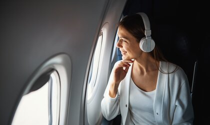 Reisebeschwerden können im Flugzeug, Auto oder auf einem Boot aufkommen. | © iStock