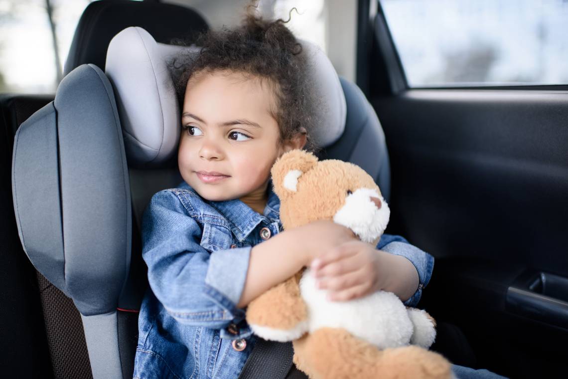 Kindern wird es im Auto manchmal übel. Homöopathie kann helfen. | © Adobe Stock