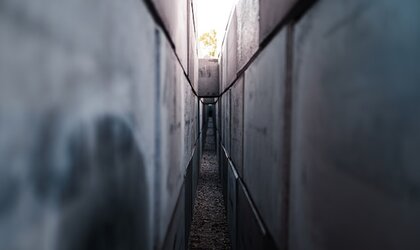 Enge Gasse zwischen zwei Wänden. | © Jakob Braun via Unsplash
