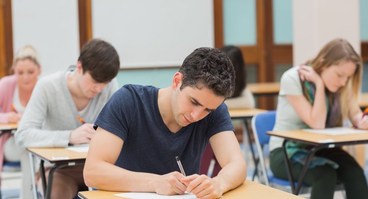 Zur Vorbereitung auf die Semesterprüfungen kann bei Studierenden Prüfungsstress entstehen. | © iStock