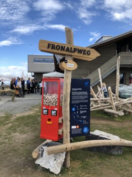 An einem Automaten können Holzkugeln für den Fronalpweg bezogen werden.