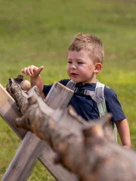 Kinder können den Fronalpweg mit einer Holzkugel spielerisch entdecken | © Stefan Zürrer Stoosbahnen AG